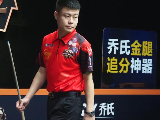 解锁体验卡，英乙比赛中裁判受伤，一球迷走下看台参与执法