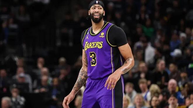 NBA焦点战：凯尔特人逆转热火,